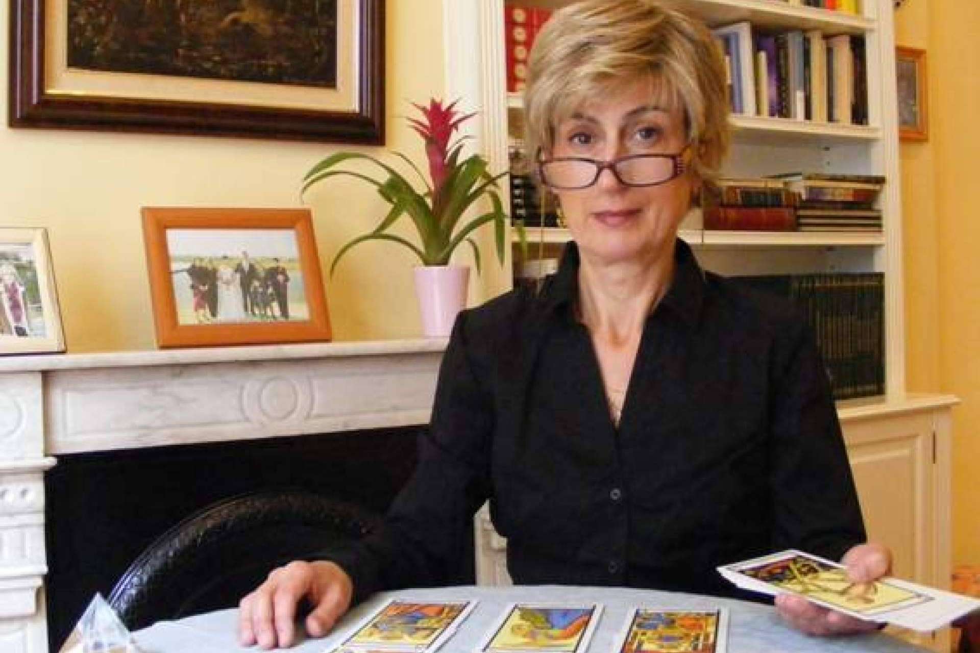 Cómo funcionan los amarres de amor con Paloma Lafuente; Magia blanca y energía positiva para el corazón