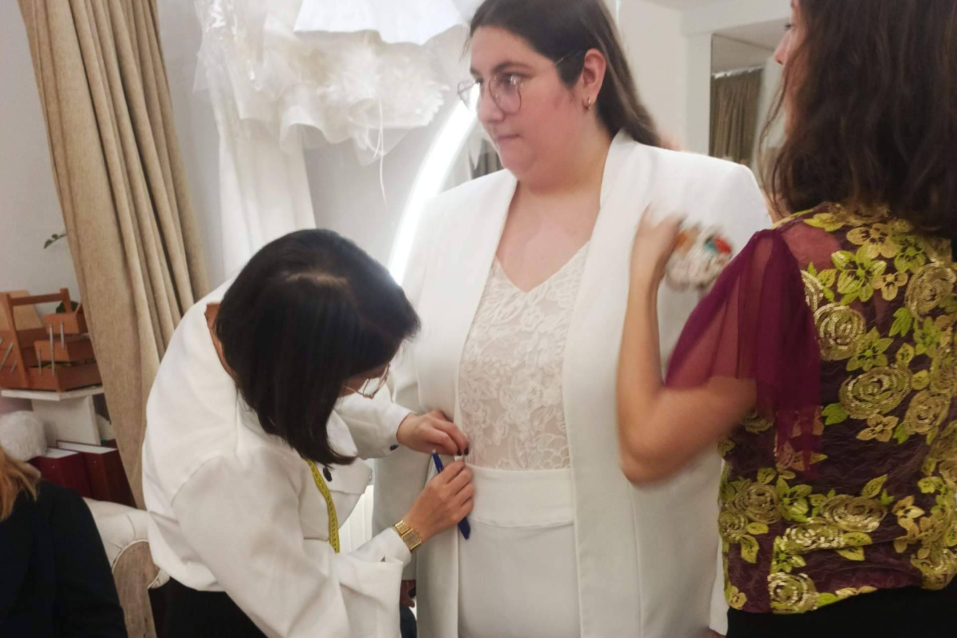 De la tela al altar; así es una prueba de novia en el atelier deValérie