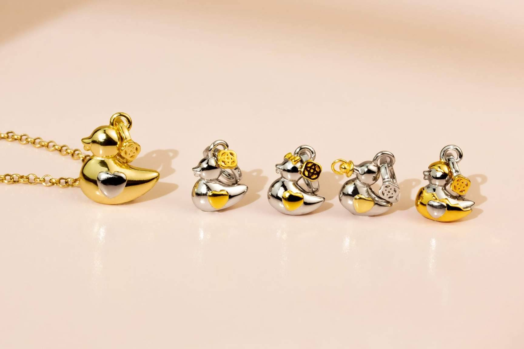 Una joyeria de Barcelona hace llorar a las madres de media Espana con un colgante de patitos