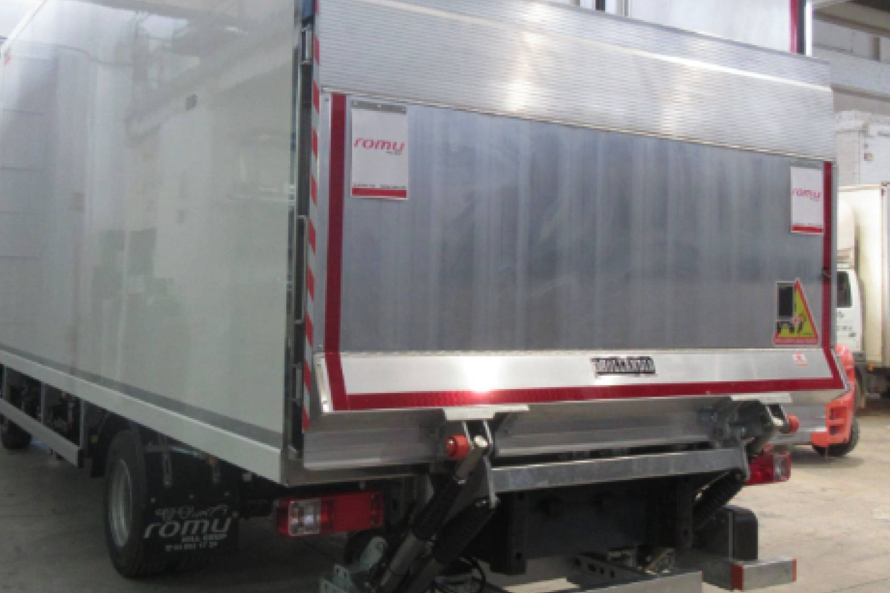 Ventajas de contar con una plataforma elevadora en un vehículo industrial
