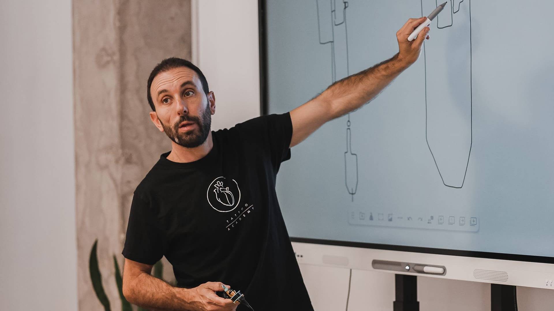 Por qué aprender a tatuar requiere práctica real en un curso presencial