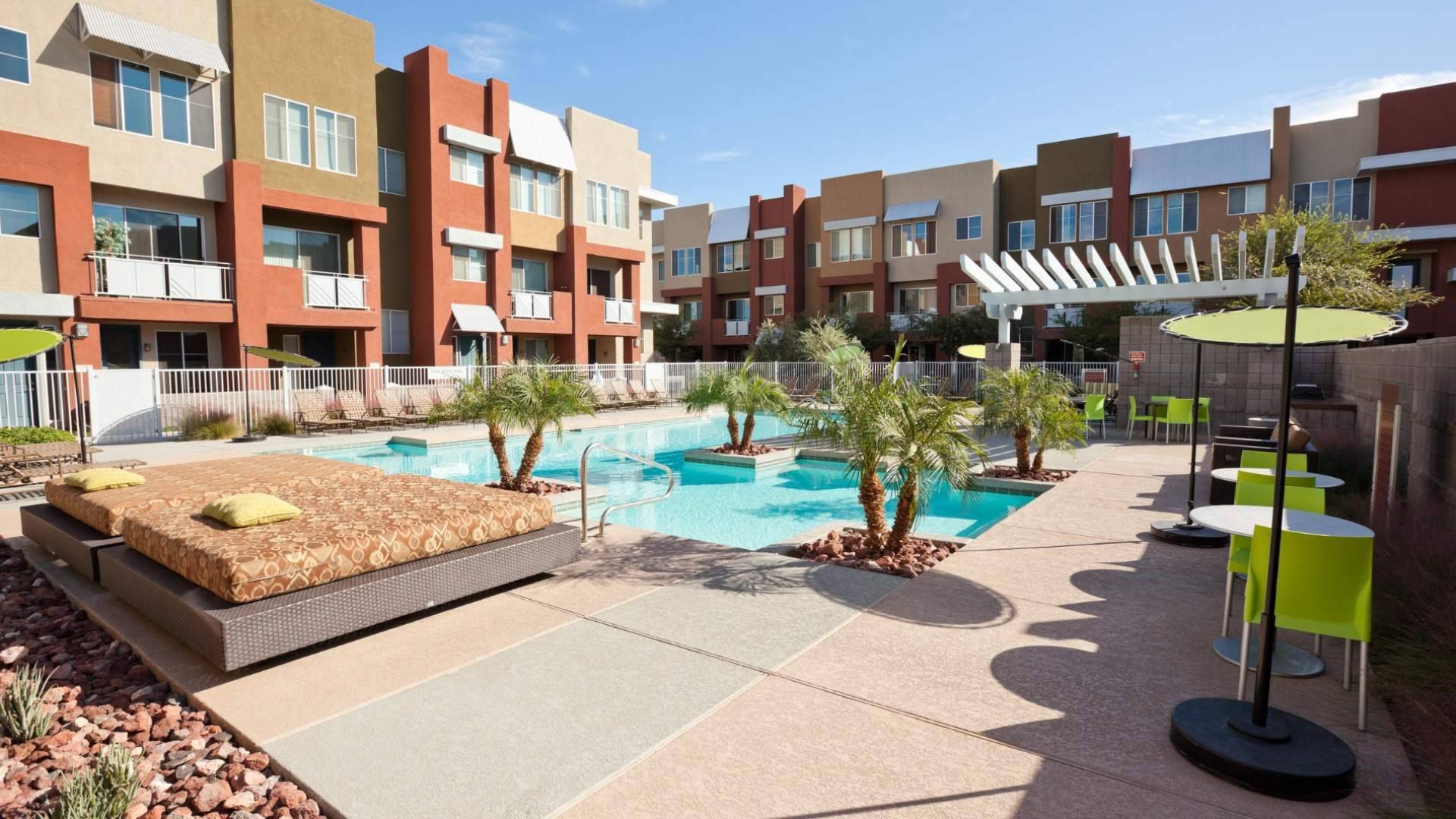 Piscinas, terrazas y ascensores, cómo los pisos turísticos transforman la vida en las comunidades