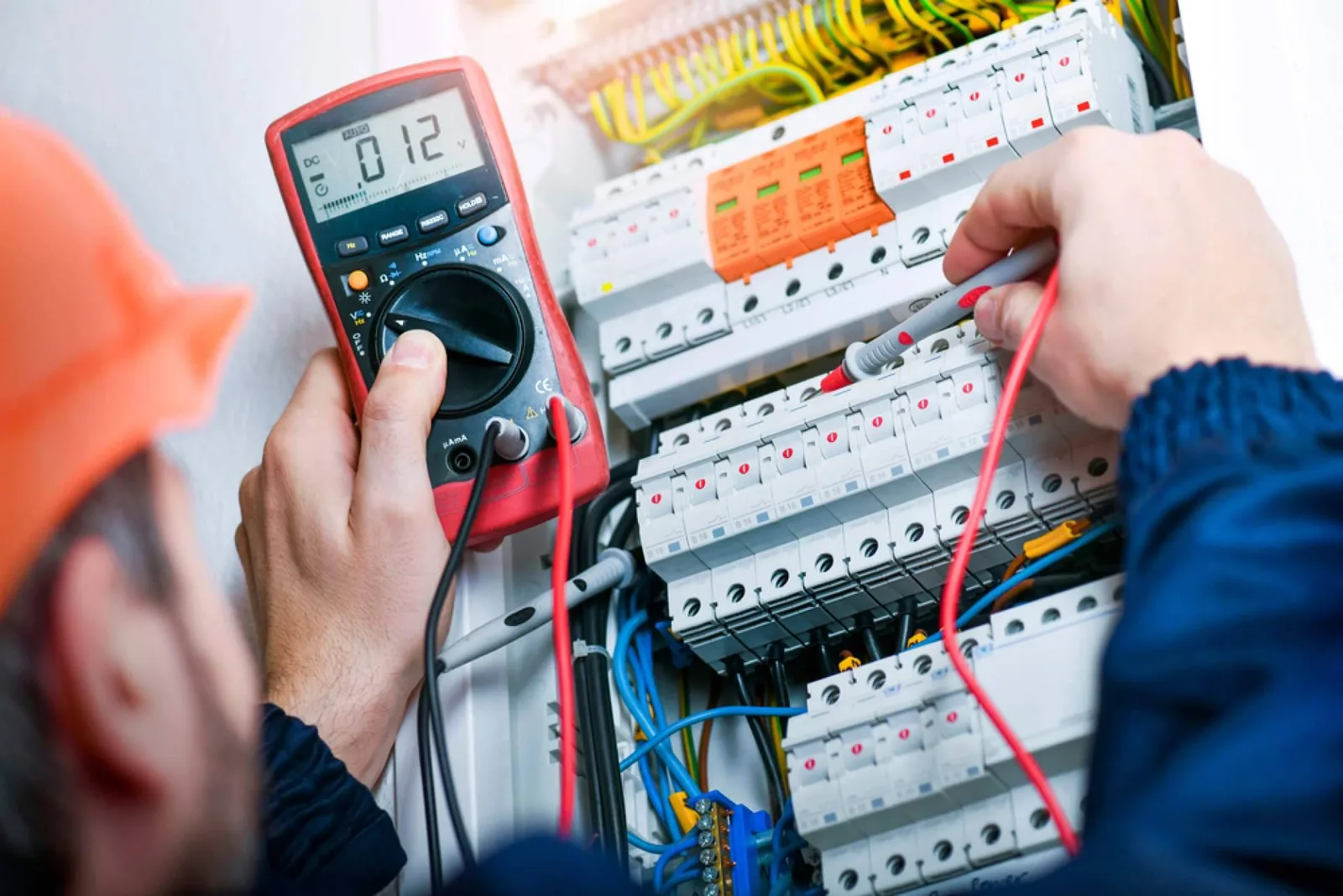Soluciones González desarrolla servicios de electricistas 24 horas en distintas zonas