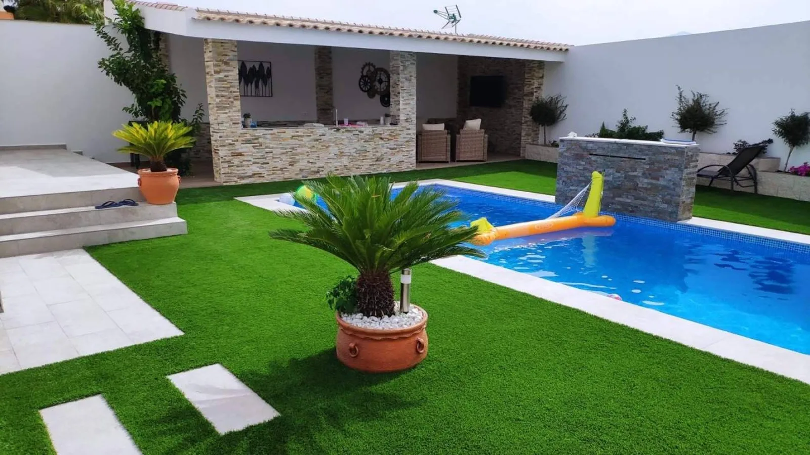 Césped artificial para segunda residencia; comodidad sin mantenimiento